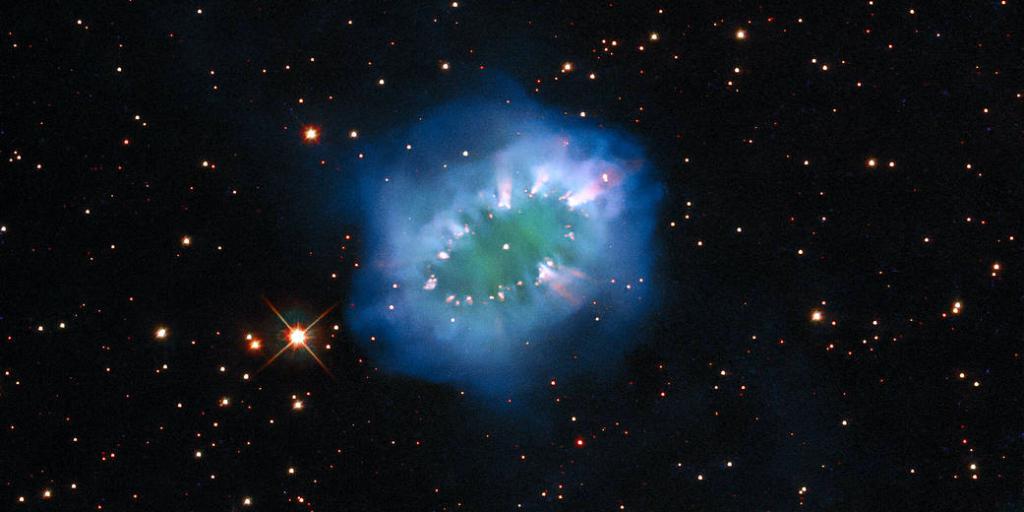 NASA's tweet image. A necklace of cosmic proportions 💎

@NASAHubble has uncovered an improved, fresh view of the intriguing Necklace Nebula with new techniques. Find out how a pair of tightly orbiting Sun-like stars produce this spectacular nebula:
go.nasa.gov/3gWjqoO