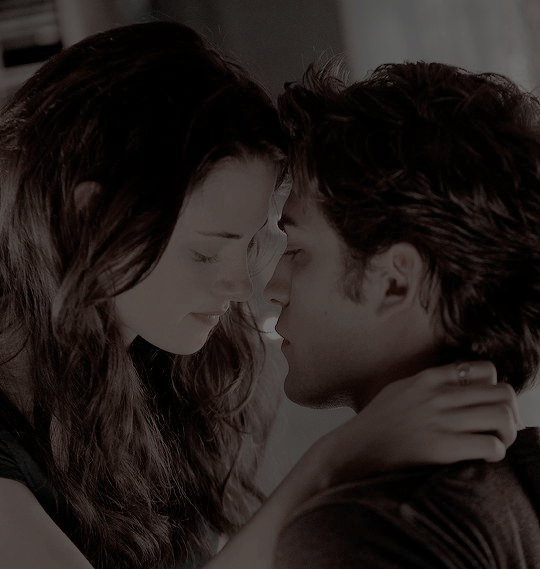 𝐒 𝐄   𝐁 𝐔 𝐒 𝐂 𝐀:

Eᴅᴡᴀʀᴅ Cᴜʟʟᴇɴ.

               ╙ canon pelis + libros.
⠀⠀⠀⠀⠀⠀ ╙ actividad y compromiso (no 24/7).
 ⠀⠀⠀⠀⠀⠀╙ tramas + feels.
               ╙ otp.

 ⠀    ¿rt &amp; like?