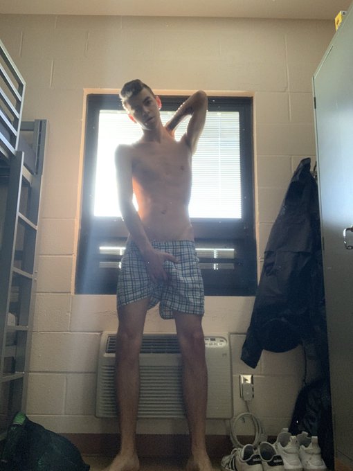2 pic. welcome to the dorm, bro! ? ?? https://t.co/omFAhXVpX9