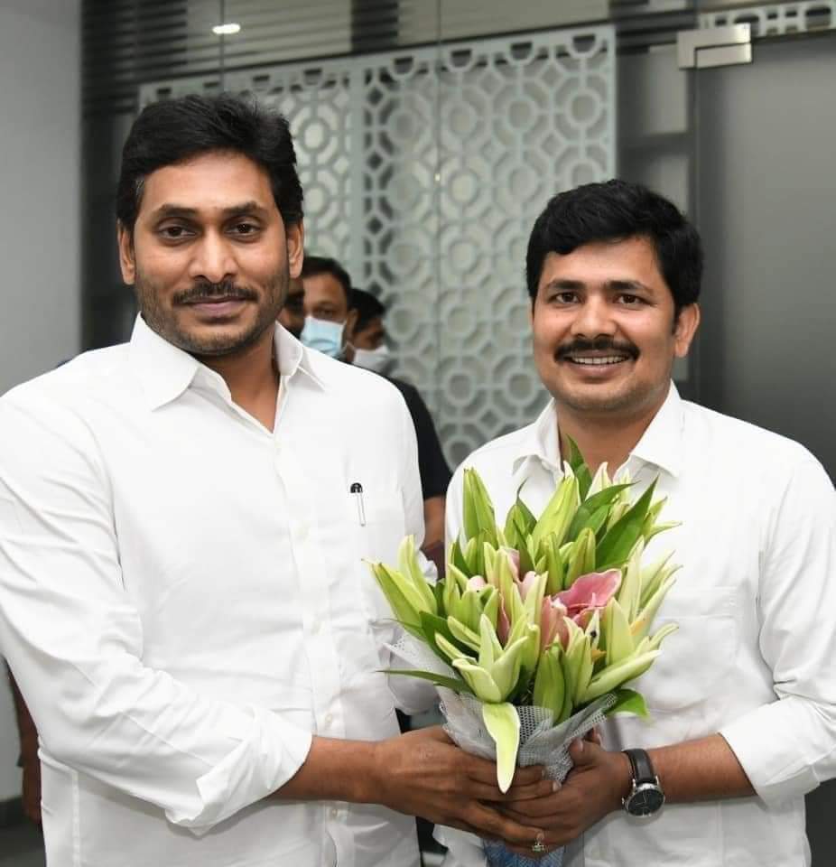 JattiShivanad's tweet photo. तिरुपती लोकसभा पोटनिवडणुकीत YSR पक्षाचे उमेदवार डॉ #गुरुमुर्ती यांनी 2 लाख 71 हजार मतांनी दणदणीत विजयी झाले
अभिनंदन डॉ.गुरुमुर्ती अण्णा.
#Congratulations_Anna
@M_Gurumoorthy_
@YSRCParty @ysjagan https://t.co/3BnHnCSIjj