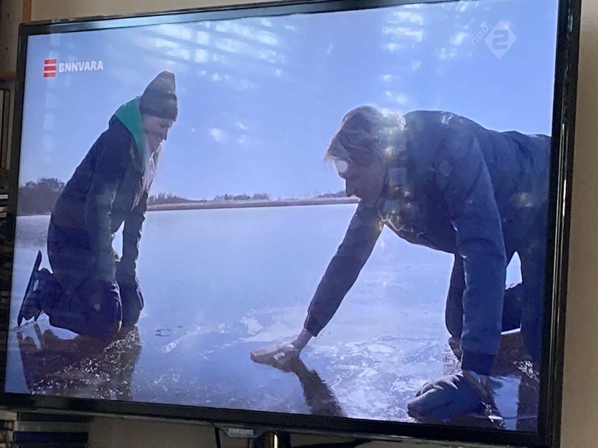 Menno Bentveld en @Bosw8erRoos van @Natuurmonument op het ijs in nationaal park Weerribben-Wieden. Rosalie legt uit dat veel van het water afkomstig is van Drents Plateau. Één groot watersysteem, belangrijk om te begrijpen, behouden en beheren #hydrologie #Waterman