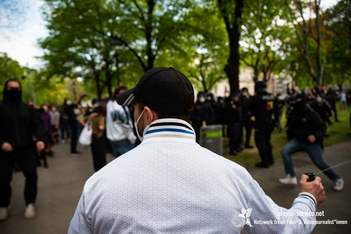 PresseWien's tweet image. Richtigstellung: bei der Person die im Votivpark anfänglich gegen Demonstrant*innen Pfefferspray eingesetzt hat, handelt es sich nicht um einen Teilnehmer der rechten #Corona-Demo, sondern um einen Polizisten in Zivil, der zuvor bei der Corona-Demo vor Ort war. #w0105