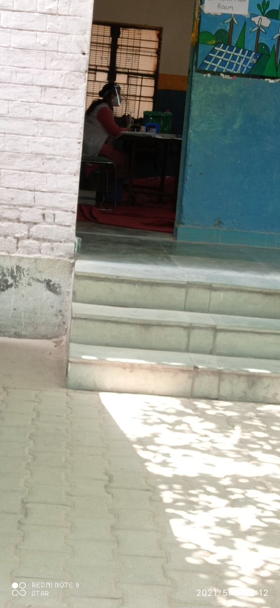 _officialshreya's tweet photo. @msisodia See sir.. Humein inlog  ne 3 din bula bula k pareshan kiya..appointment hone k baad v nhi di vaccine. Hum student h sir...daily daily bahar jana is condition, paisa aur  to barbad humara ho rha...inka nhi
RSBV Surajmal Vihar,site 2,Sahadra,New delhi https://t.co/eQ8MoNcfhs