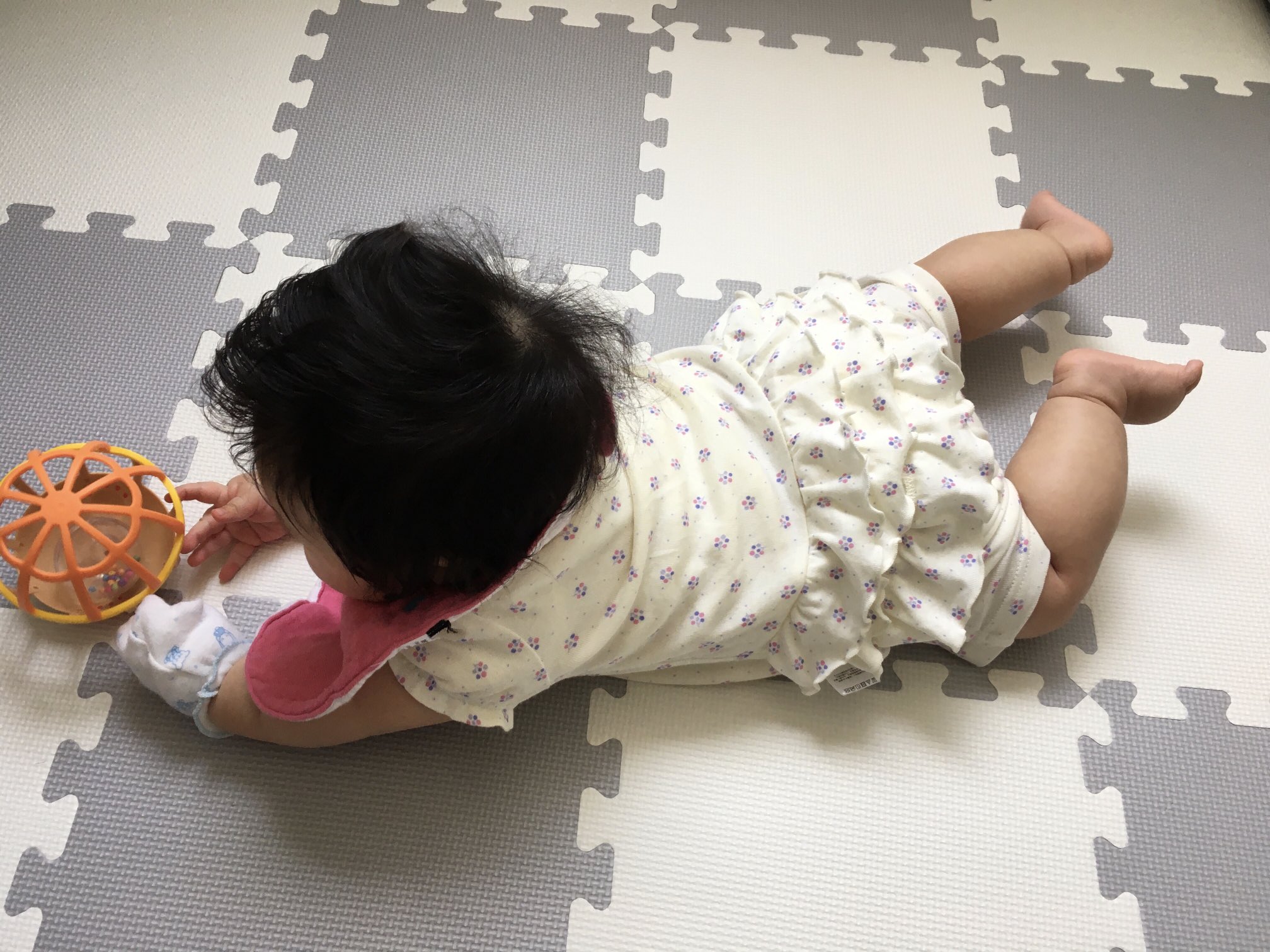 Hira 寝返りしたので おしりがよく見えるずり這い はいはい期におしりにフリフリが付いた服を着せたいと思って買いました 可愛い 4ヶ月赤ちゃん 寝返り成功 ずり這い特訓中 おしりが可愛い ベルメゾンベビー服 T Co Wkh5pcon3x Twitter