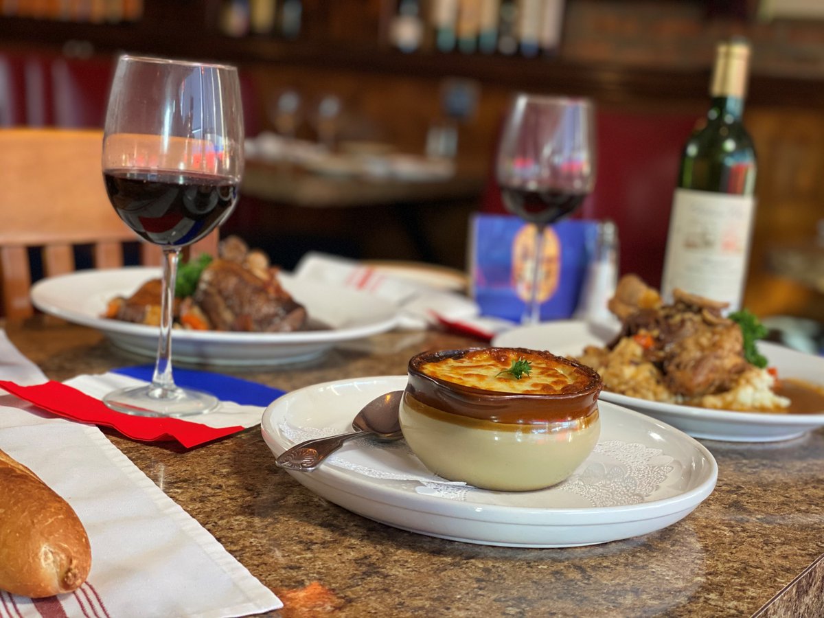 We spy an award-winning French Onion Soup! 🏆

#ChicagosBest 'Cheesy Bites' will feature this delicious cheesy soup and more. Tune in tonight at 10:30pm on WGN.🧀🎉