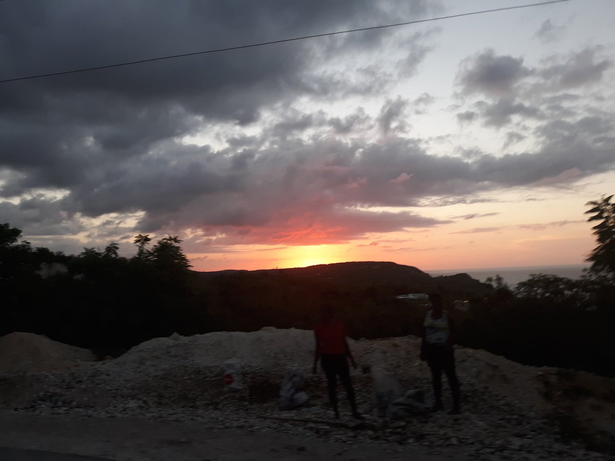 semdieudonne's tweet photo. #Haiti 🇭🇹🇭🇹
A plus de 188 km de Port-au-prince, j'observe le coucher du soleil. J'espère un jour que le pays puisse exploiter ce beau paysage. 
#Nature #Environnement #AnseDAzur 
#CoucherDuSoleil 🌖 https://t.co/u6GtWp5vmr