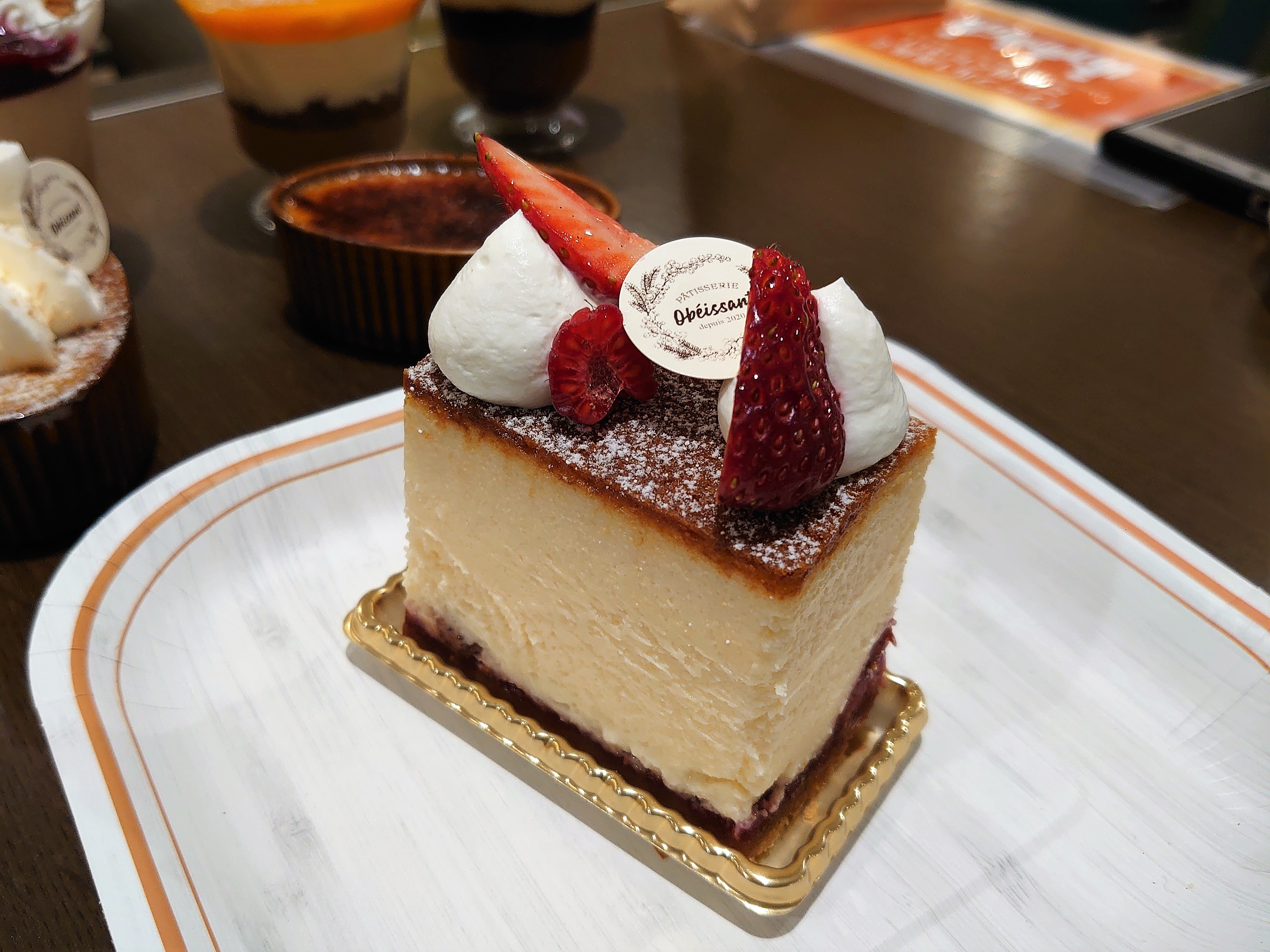 シン オベイサンのフロマージュキュイ フランボワーズ 森イチゴのコンポート入りのベイクドチーズケーキ エーグルのグリオットフロマージュっぽい味です 甘さは強め チーズの酸味と固さと滑らかさが秀逸 大き目で食べ応えあります オベイサン
