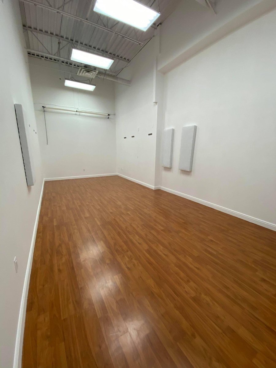 studio_o2o's tweet image. Our Room B has been completely remodeled and is now reopened. Thanks to help from some of our members and others it was completed much quicker than if I did it alone. 
The lowered ceiling was removed, overhead lights were raised up 2 feet and the walls all painted white.