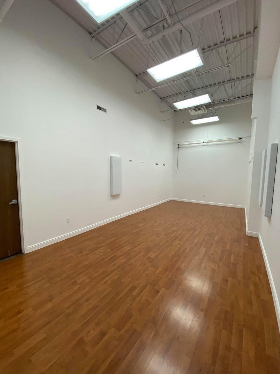 studio_o2o's tweet image. Our Room B has been completely remodeled and is now reopened. Thanks to help from some of our members and others it was completed much quicker than if I did it alone. 
The lowered ceiling was removed, overhead lights were raised up 2 feet and the walls all painted white.