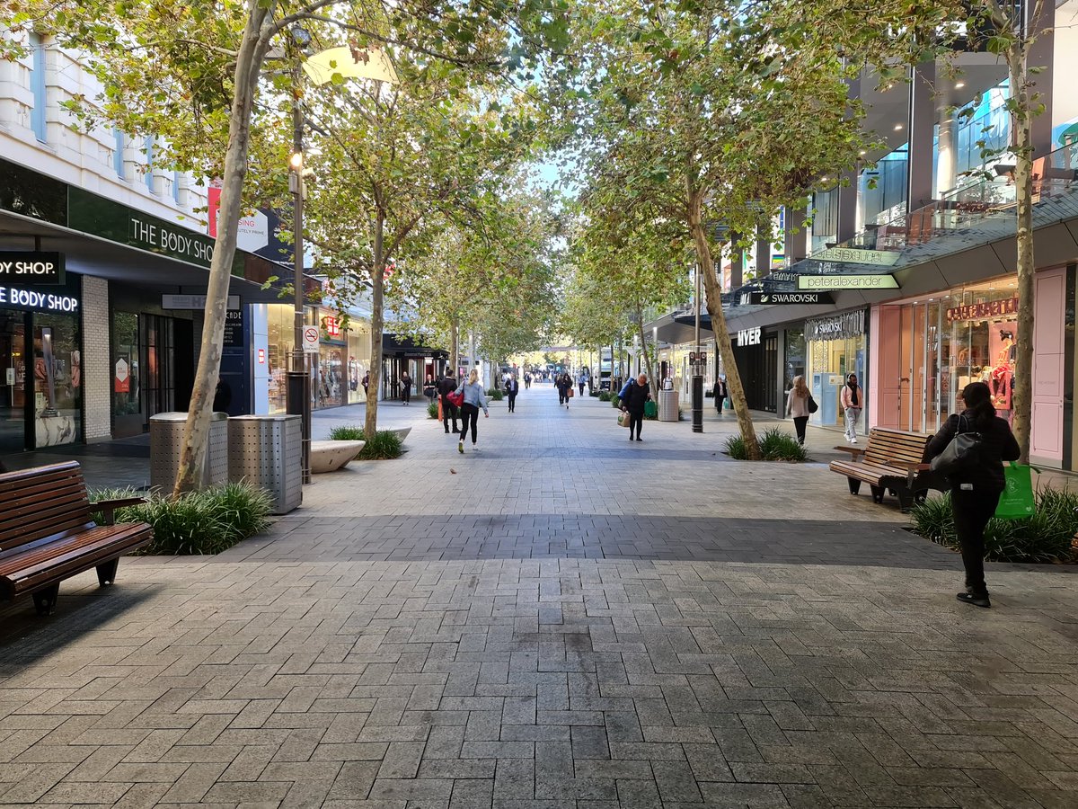 In  #Perth  #CBD this morning as I am taking my  #Planning &  #Governance students 2  @DPLH 4 a series of talks on state government level planning. So did a quick Urban exploration around  #HaySt  #MurraySt the 2 main pedestrianised  #retail streets in the city. (1/n)