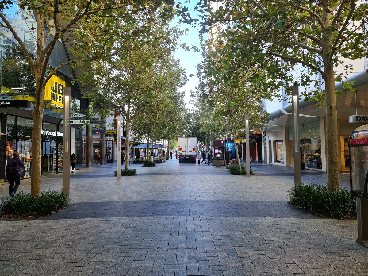 In  #Perth  #CBD this morning as I am taking my  #Planning &  #Governance students 2  @DPLH 4 a series of talks on state government level planning. So did a quick Urban exploration around  #HaySt  #MurraySt the 2 main pedestrianised  #retail streets in the city. (1/n)