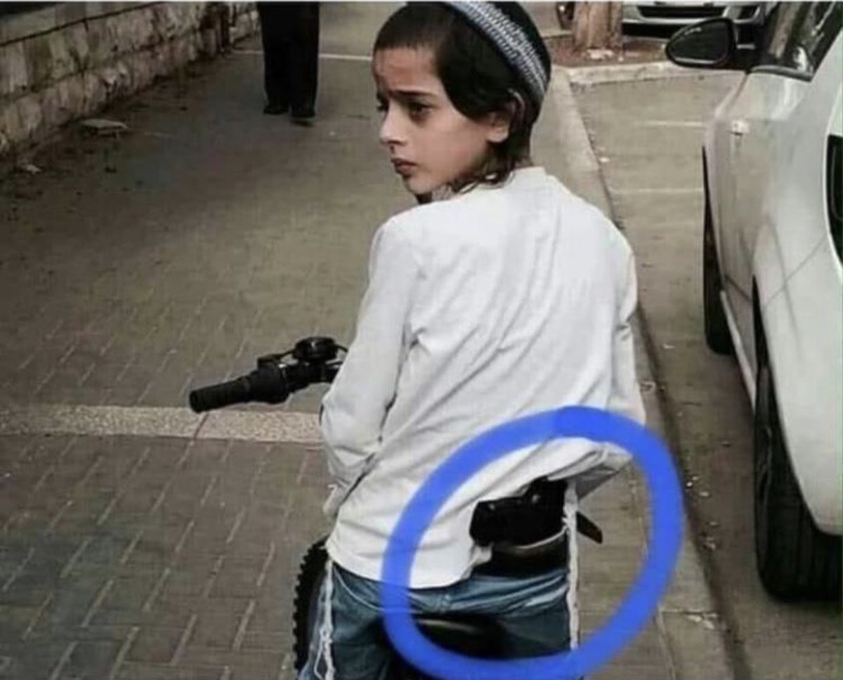 لو كان هذا الطفل فلسطينياً لانتشرت صورته في كافة الوسائل العالمية تحت عنوان "الأطفال الفلسطينيون جميعهم قتلة وارهابيون".
أطفال الصهاينة اليهود هم الإرهابيون وليس أطفال الحجارة الفلسطينيون الذين يصدون الإرهاب الصهيوني بالحجر. 🇵🇸