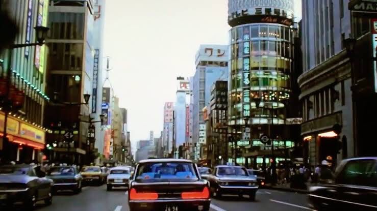 60、70、80、90年代の車がいる風景。それぞれその時代ならではの特徴がある。 