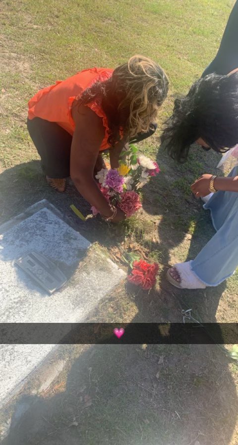 mlowery43's tweet photo. Visting my mom’s grave today 🥲🥲 a bitter sweet moment  #RIPMyQueen https://t.co/tV1UalJPV4