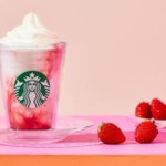 スターバックスの新作ドリンクに注目!マーブル模様が鮮やかな『スターバックス ストロベリーフラペチーノ』が限定販売!