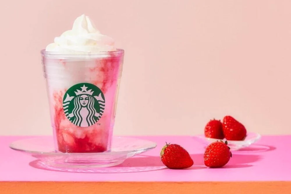 スターバックスの新作ドリンクに注目！マーブル模様が鮮やかな『スターバックス ストロベリーフラペチーノ』が限定販売！