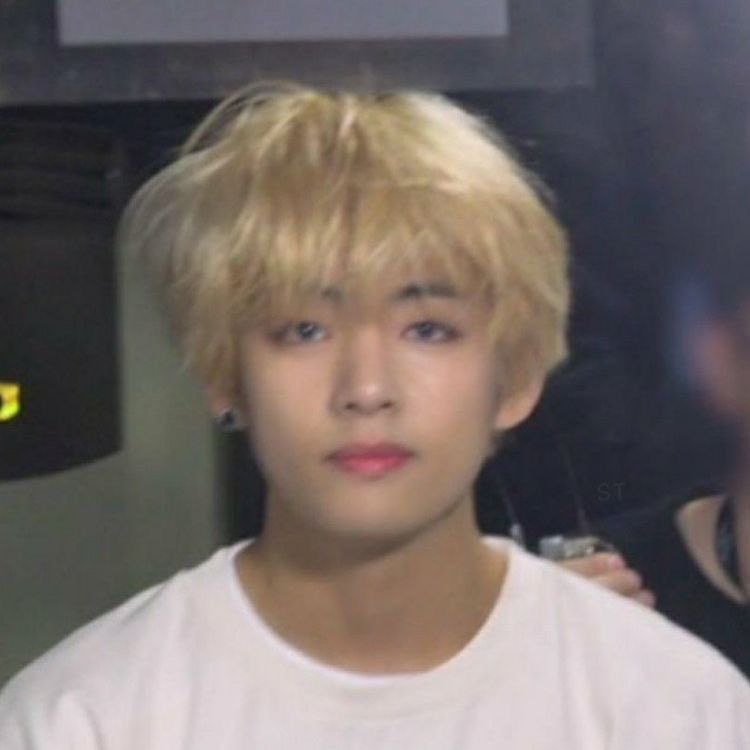 taehyung as Alicia en el país de las maravillas