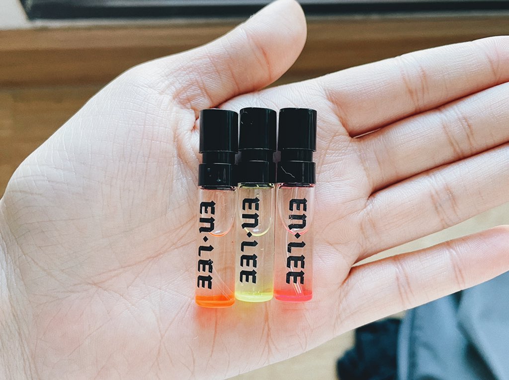 สั่งตัวอย่างน้ำหอม #ENLEE มาอีกรอบนึงเพราะคาใจเรื่องกลิ่น Endless Love ที่ได้มาคราวที่แล้วมันฉุนมากๆ สวนทางกับรีวิวของทุกคนบนไทม์ไลน์ สรุป...กลิ่นต่างจริงกันอย่างที่คิด รอบนี้หอมแล้ว ถึงจะกลิ่นแรงแต่ก็ยังหอมหวานอยู่ดี แล้วรอบที่แล้วมัน อิหยังวะ