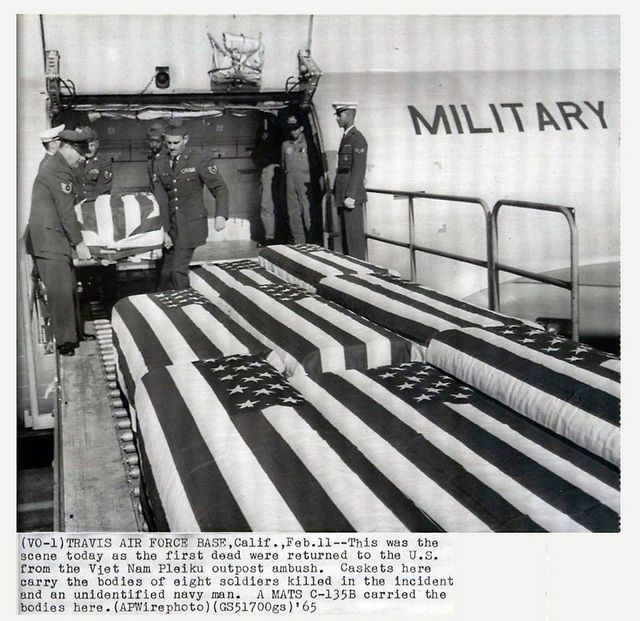 LinnaShines's tweet photo. White flag handkerchief 
Acidic tears dissolve hope 
Returned packages 

#haiku #senryu #haikuchallenge #package #writingcommunity #poetrycommunity #writing #poem #war https://t.co/PDK6jgoHN3