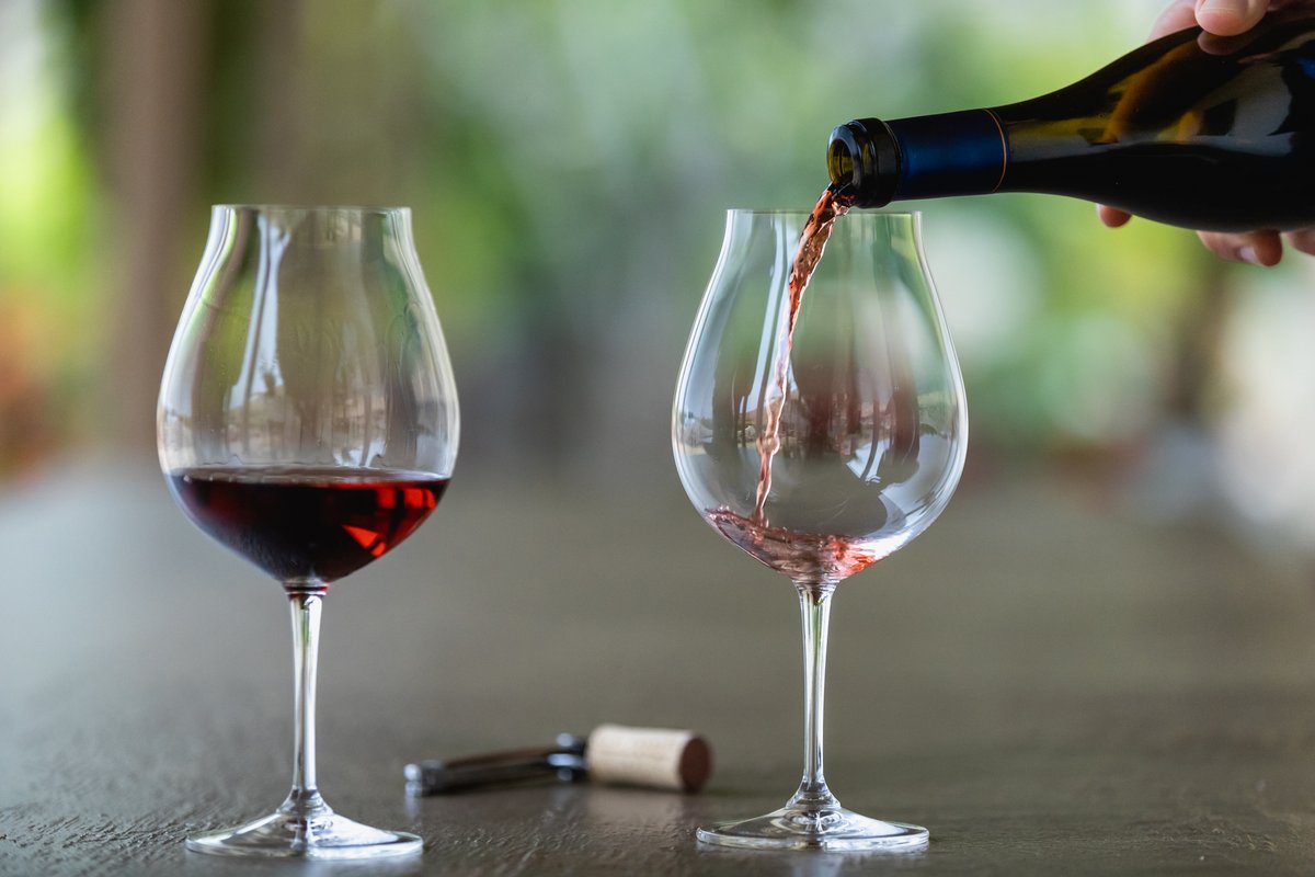 GFarrellWinery's tweet photo. Pouring a couple of glasses of Pinot on this lovely Sunday evening in Sonoma County. What are you sipping tonight? β¨π·#sunday #sipwine https://t.co/VUHPfVO31q