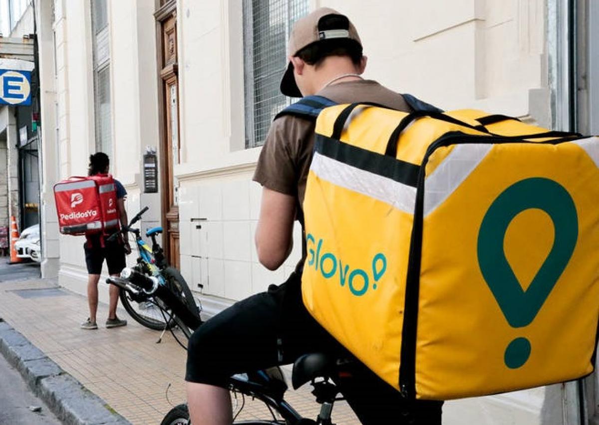 PabloGBozzolo's tweet image. En pandemia se incrementó mucho el tránsito de bicicletas pero son muy silenciosas y la gente anda de noche, sin luces y hasta con auriculares mirando el móvil.  Hay que controlar más.  #pedidosya #glovo