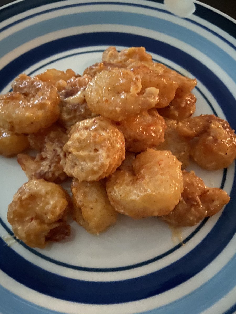 Here’s the thread nobody asked for... 
Here’s how to make ur own bang bang Shrimp from #Bonefish 

Wash frozen shrimp in strainer

Coat your shrimp in buttermilk. (I use whole milk &amp; white vinegar as a substitute)

Toss the shrimp in a mixture of cornstarch, garlic powder, salt..