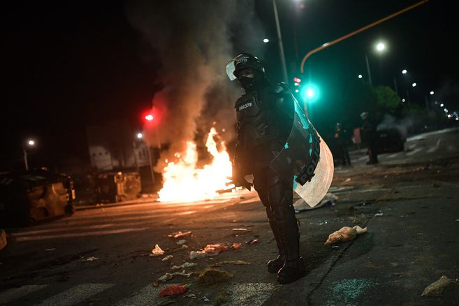elespectador's tweet photo. Casi mil casos de abuso por parte de la fuerza pública durante las protestas (y podrían ser más) https://t.co/EU39ciwEvx https://t.co/hFN6UV9H9d