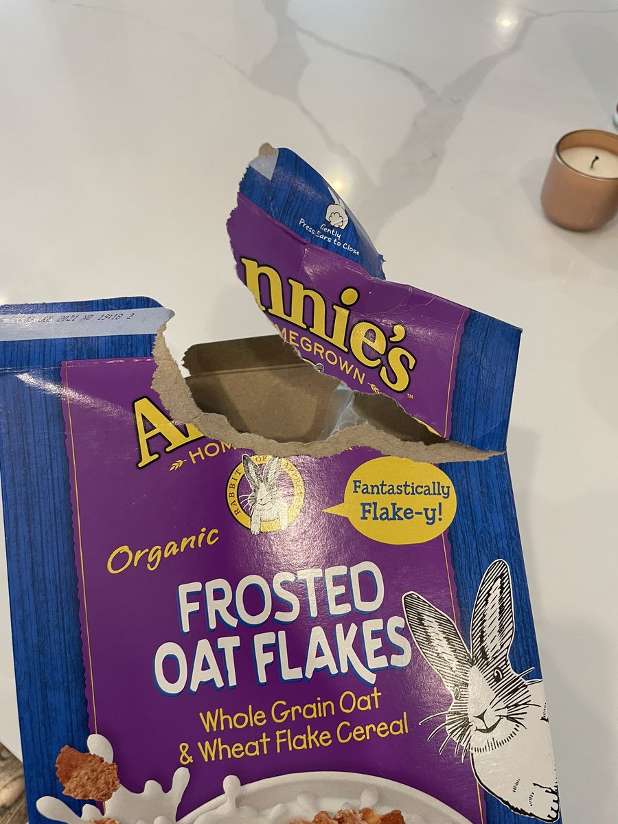 CodeyKevin's tweet image. How @intherye2 opens up a cereal box. 🤪