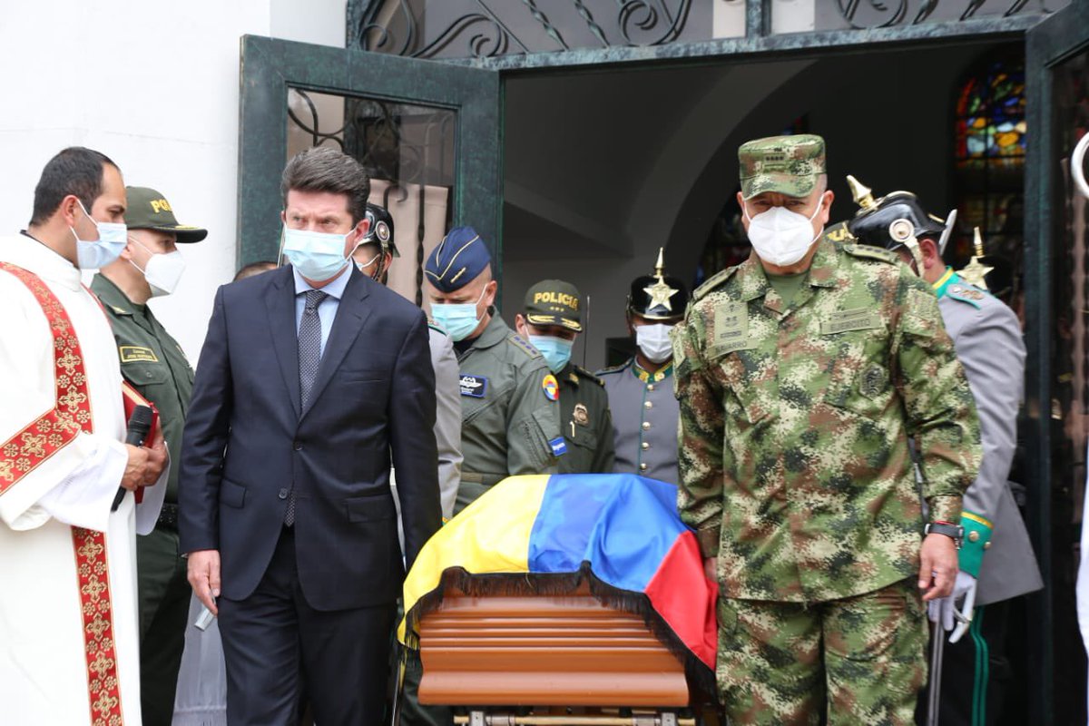 DirectorPolicia's tweet photo. Rendimos un sentido homenaje junto a @mindefensa y @FuerzasMilCol a nuestro compañero y héroe de la patria, Capitán Jesús Alberto Solano Beltrán, gracias por haber servido con honor a los colombianos. (Q. E. P. D). Paz en su tumba. #NosDueleATodos https://t.co/BfXZe9VxCc