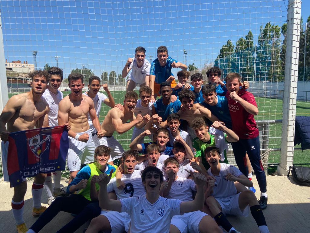 👏 ¡SALVADOS! 👏

🤝 #LigaNacional
 UD Montecarlo 4️⃣-4️⃣ SDH Juvenil B
⚽ ⚽ Martín Luna
⚽ Samperiz
⚽ Puente

🔝 Tras ir por detrás, los azulgranas dieron la vuelta al resultado para terminar empatando. Logrando un punto que vale la salvación. ¡Enhorabuena!

#CanteraSDH 🔵🔴