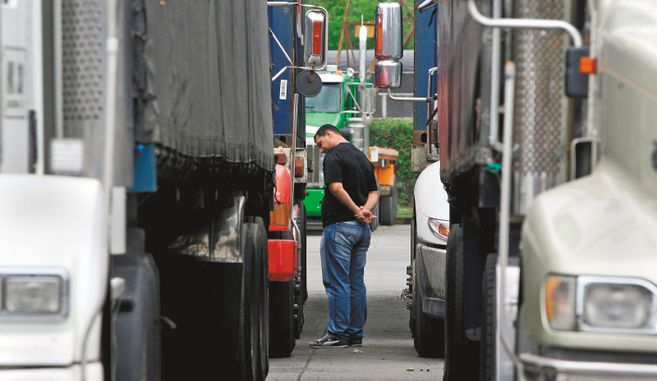 elespectador's tweet photo. Pese a que Duque retira la reforma tributaria, gremios camioneros se irían a paro
https://t.co/DmxrDG3uKP https://t.co/cKld0tMKLg