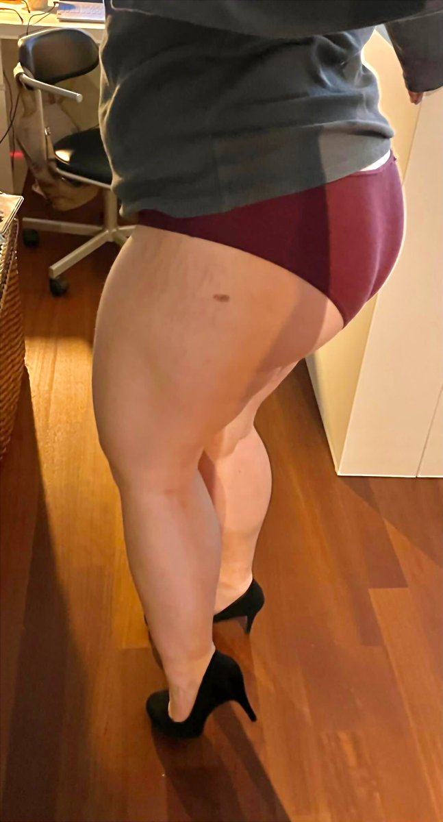 I bet someone wants to lick them, who's gonna be the one.. Approach me😉😉 #findom #paypig #finsub #tribute #findomme #paypigs #losers #worship #goddess #humanatm #money #cashmaster #cashslave