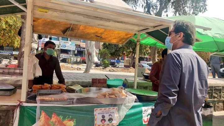 NaveedQamar's tweet photo. وزیراعظم کا بغیر پروٹوکول صرف کیمرا مین اور سکیورٹی سٹاف کے ساتھ اسلام آباد کے مختلف علاقوں کا دورہ۔ 
عوام میں گھل مل گئے۔۔
نوٹ:-
عوام کو تلاش کرنے والے کے لئے دو کلو چینی فری😜😜#امت_مسلمہ_کی_شان_سعدرضوی https://t.co/yD7xDYu3T8