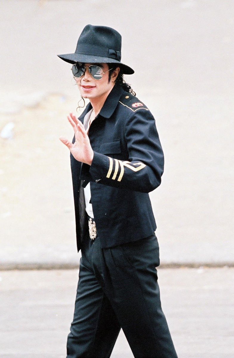 Michael Jackson visiting the Grévin Museum in Paris (April 19, 1997).
