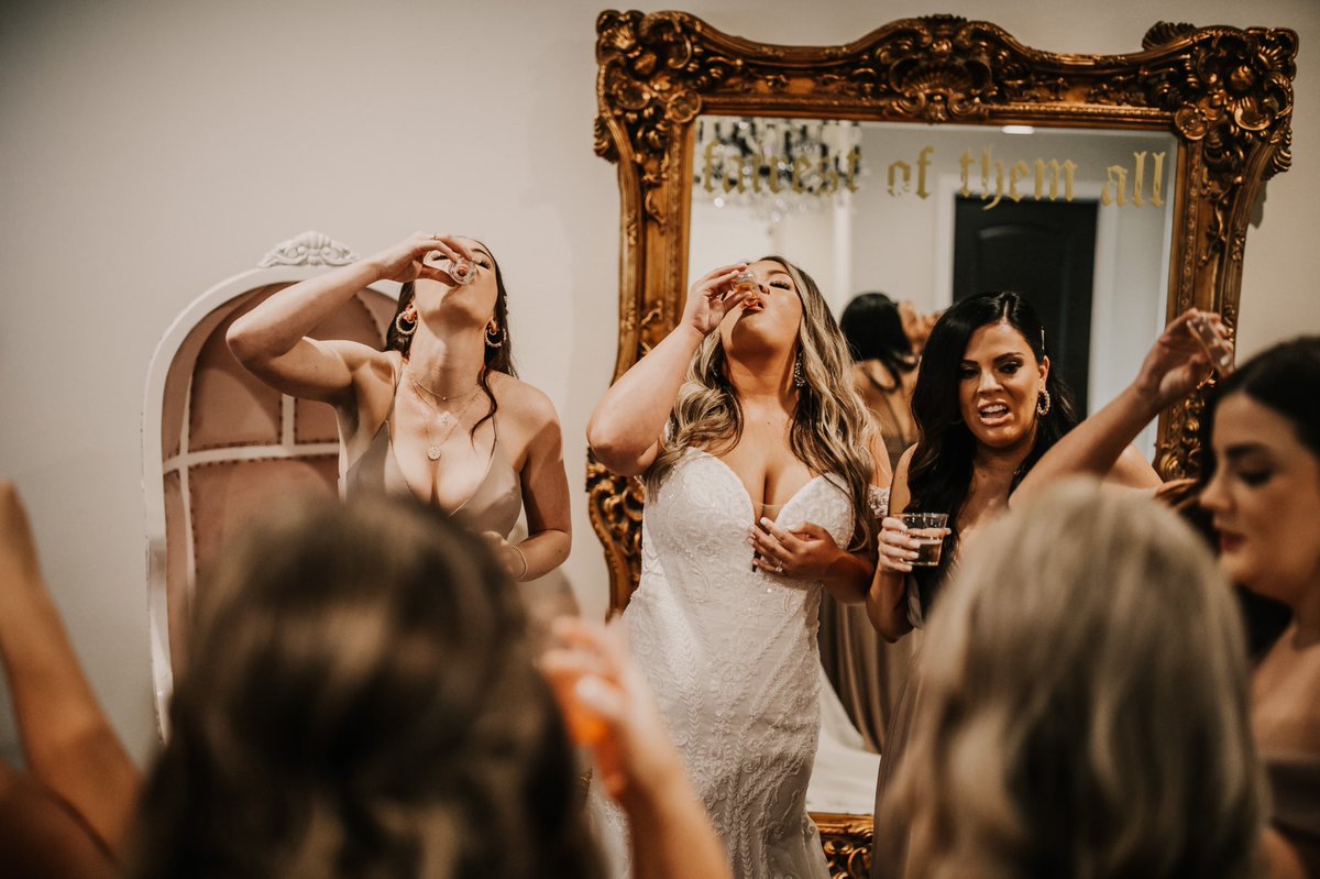 That bouzy boujee vibe at a wedding 👑