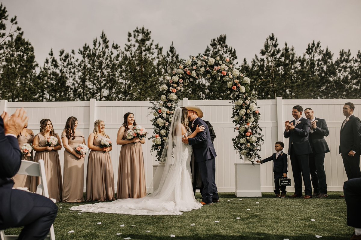 ReignHills's tweet photo. That bouzy boujee vibe at a wedding 👑 https://t.co/5K9HSJ1bTX
