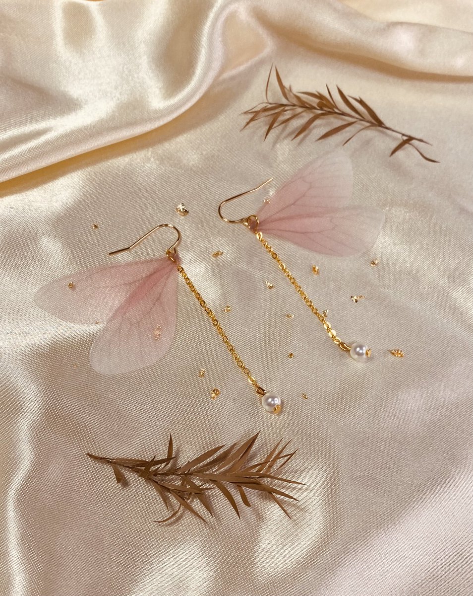 Surprise dragonfly earring update 🧚🏼

just added a new teal color and restocked the long awaited cherry blossom dragonflies! there’s only a select amount available so be sure to grab a pair while they’re in stock 💫✨
etsy.com/shop/LilacLill…