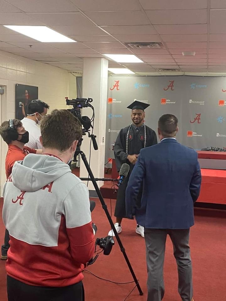 jessesapolu's tweet image. Big Accomplishment by @Tua  receiving his Bachelors degree from Alabama. Congratulations to Tua and the Tagovailoa family
