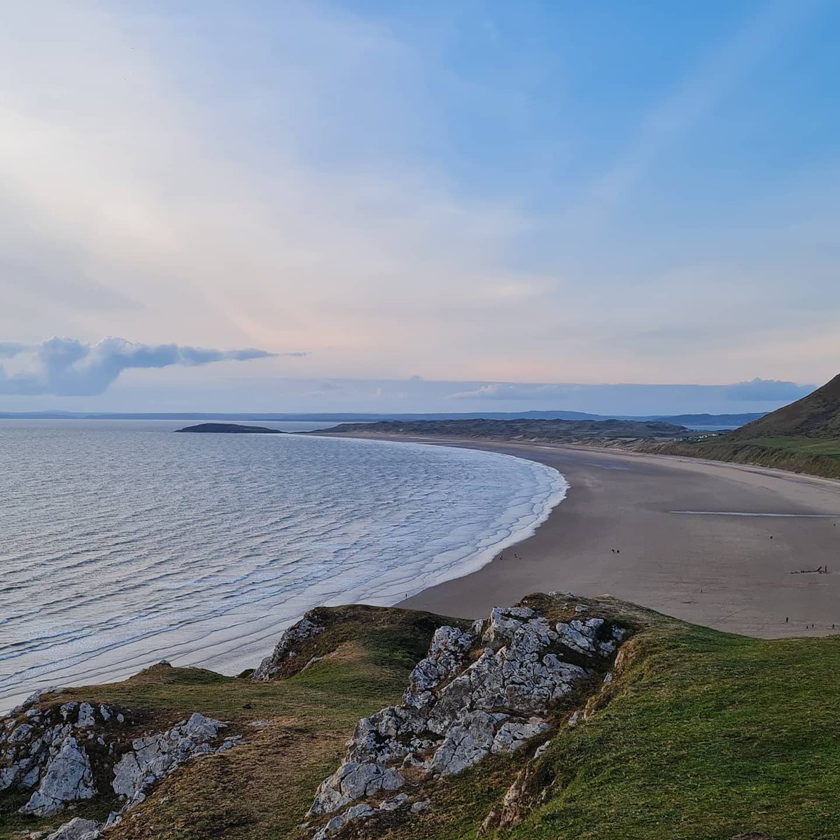 raymond_smith11's tweet photo. Amazing landscape and seascape at #rhossilli . 
Chasing the #sunset again.
Great to see people out and about enjoying our fantastic environment. 
🏴󠁧󠁢󠁷󠁬󠁳󠁿
@GowerNT https://t.co/nOyxeaS9dt
