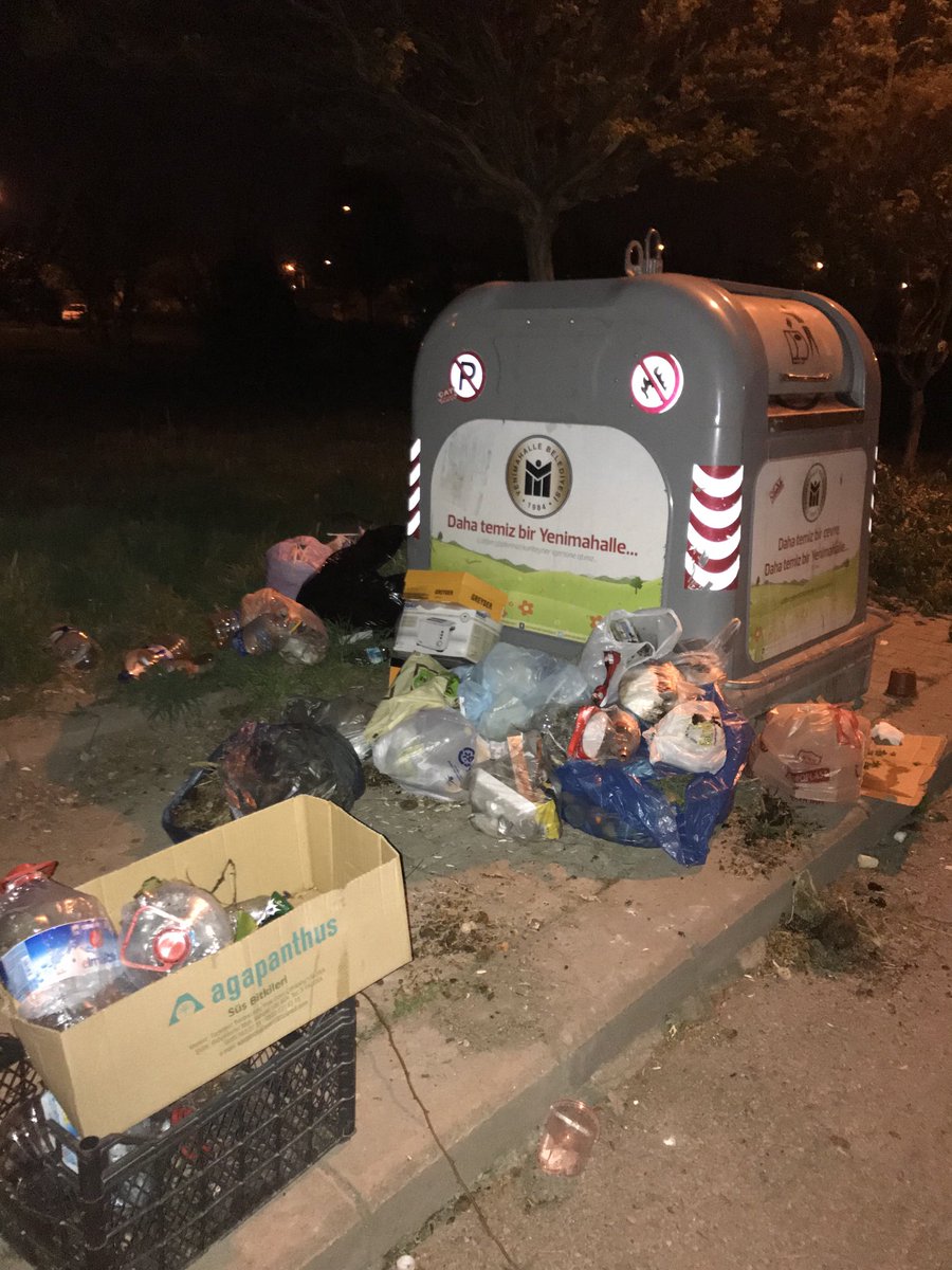 ⁦Batıkent 1984 sokak İle 1965 sokak  kesişimindeki çöp konteyneri kapağı açılmadığı için insanlar da kapağı elle açma zahmeti göstermeden çöpleri dışına koyuyorlar bilginize  ⁦<a href="/yenimahallebld/">Yenimahalle Belediyesi</a>⁩ ⁦<a href="/mec_ilkyerlesim/">B.kent İlkyerleşim</a>⁩