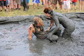девушки в грязи купаются. грязева ванна советски санаторий. девушки в грязи купальники. санаторий грязи ессентуки. работа в грязях для женщин свежие.