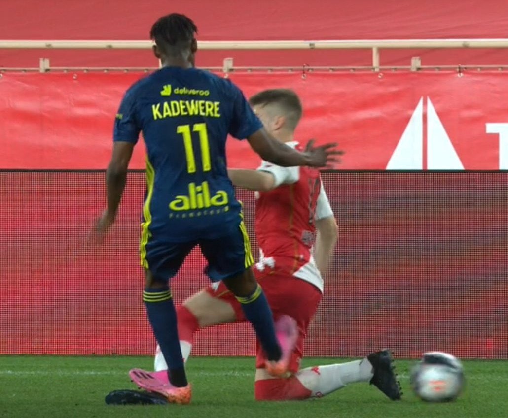 Mais comment Kadewere peut ne prendre pas rouge sur cette action ?
Il est évident en temps réel et encore plus avec la vidéo. 
Surtout quand on voit ensuite Caio Henrique sortir sur blessure !