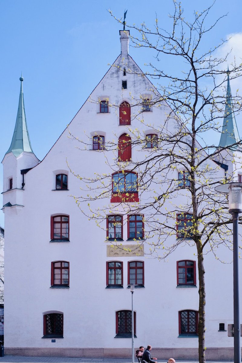 mucstadtmuseum's tweet image. #mstmlive Am Montag geht es um eines der ältesten Gebäude Münchens: Das Münchner Zeughaus. Heute befindet sich darin das Münchner Stadtmuseum. Ihr wisst nicht welcher Teil des Münchner Stadtmuseums das Zeughaus ist?! Schaltet ein: Montag, 3. Mai,
17 Uhr im Instagram #Livestream