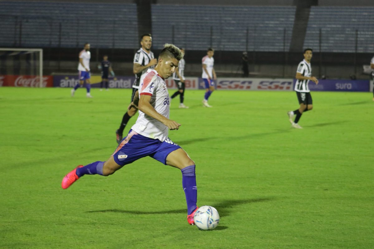 VQV_Futbol's tweet photo. 📸 Imágenes del primer tiempo de la final de la Supercopa Uruguaya entre #Nacional y #Wanderers en el lente de @mcastillodutra. #VamosQueVamos https://t.co/BM1ZwWTVy2