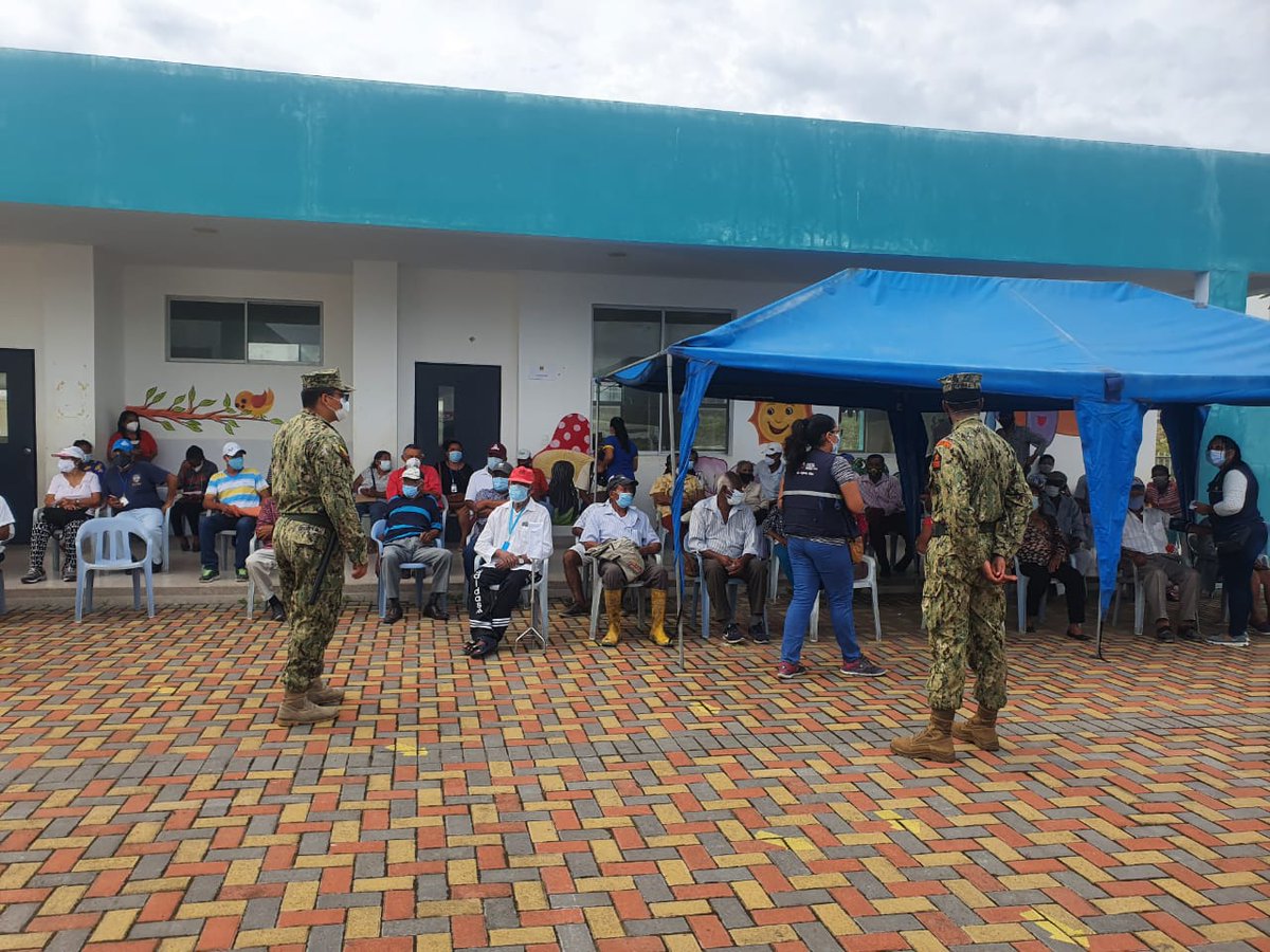 SaludImbabura's tweet photo. #Atacames | Personal de salud del punto de vacunación del #Distrito08D03 Unidad Educativa Atacames cumple con las acciones para que se realice la vacunación contra el coronavirus en la etapa 1 que corresponde a administrar el biológico a los adultos mayores #EcuadorSeVacuna https://t.co/EhuiVRX8t6