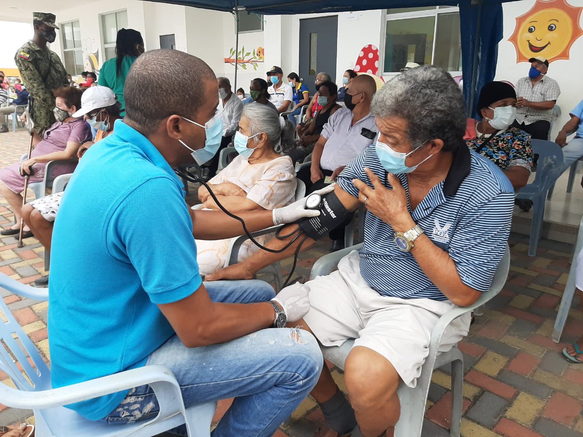 SaludImbabura's tweet photo. #Atacames | Personal de salud del punto de vacunación del #Distrito08D03 Unidad Educativa Atacames cumple con las acciones para que se realice la vacunación contra el coronavirus en la etapa 1 que corresponde a administrar el biológico a los adultos mayores #EcuadorSeVacuna https://t.co/EhuiVRX8t6