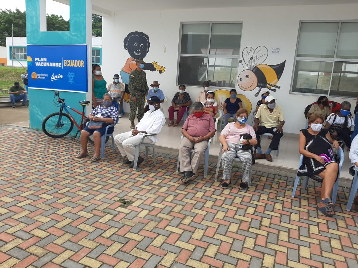SaludImbabura's tweet photo. #Atacames | Personal de salud del punto de vacunación del #Distrito08D03 Unidad Educativa Atacames cumple con las acciones para que se realice la vacunación contra el coronavirus en la etapa 1 que corresponde a administrar el biológico a los adultos mayores #EcuadorSeVacuna https://t.co/EhuiVRX8t6