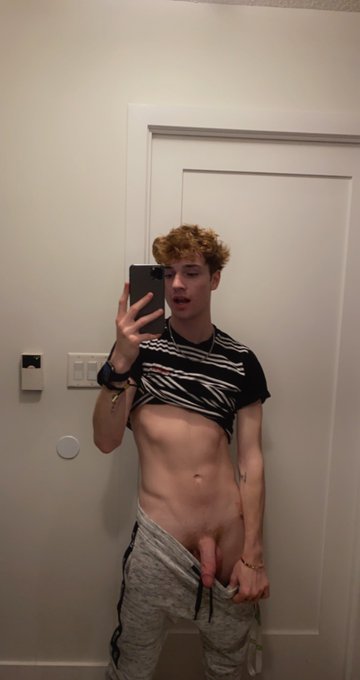 I had to take this quick because straight friend was in the bathroom behind me😅  https://t.co/jycSmM5vKq