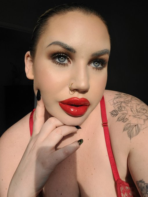 1 pic. Lipstick addict ?? https://t.co/Md3OoYgoZj