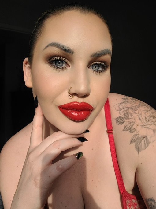 2 pic. Lipstick addict ?? https://t.co/Md3OoYgoZj